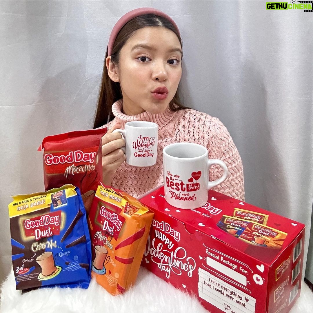 Tiara Andini Instagram - Selamat hari kasih sayang semuanyaaaaa! ❤️ Aku suka banget minum Kopi Good Day pas lagi me time atau sama orang-orang terdekat aku pas kita semua lagi quality time bareng. Nah, di momen Valentine ini, Kopi Good Day launching Special Edition Valentine Giftpack yang bisa kalian dapatkan di supermarket & hypermarket terdekat di kota kamu loh! 🥰 Pas dapet Good Day Valentine Giftpacknya aku hepi abisssss, apalagi pas tau @gooddayid lagi ngadain Photo Competition #BerduaBanyakRasa dan kasih hadiah couple gift yang warbyasah keceeeee! Kepoin instagram Good Day buat detailnya ya, wajib banget deh ikutannn! 🤗