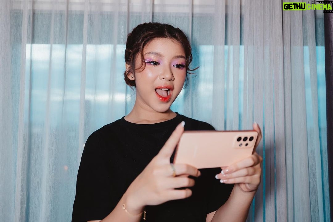 Tiara Andini Instagram - Weekend gini kalian lagi sibuk apa nih, Guys? Kalo aku sih lagi me time, main Mobile Legends pakai #GalaxyA53 5G yang punya 120Hz Refresh Rate smooth display, jadi sat set dan anti nge-lag! Kalo belum punya, buruan cek Instagram @samsungindonesia karena lagi ada promo Samsung Anniversary di bulan November! Oh iya, hari ini Grand Final Main Event @pialapresidenesports6 2022 loh!!! Jangan sampai kelewatan ya, karena selain kalian bisa nonton pertandingan Mobile Games, #GalaxyASeries 5G juga bakal kasih kalian AWESOME Experience yang belum pernah kalian dapetin dimana pun! Penasaran kan? Langsung aja visit booth Samsung Galaxy A Series 5G di Istora Senayan, sekarang!😉🙌🏻 #GalaxyASeries 5G #AwesomeGeneration #AwesomeGamingSeason
