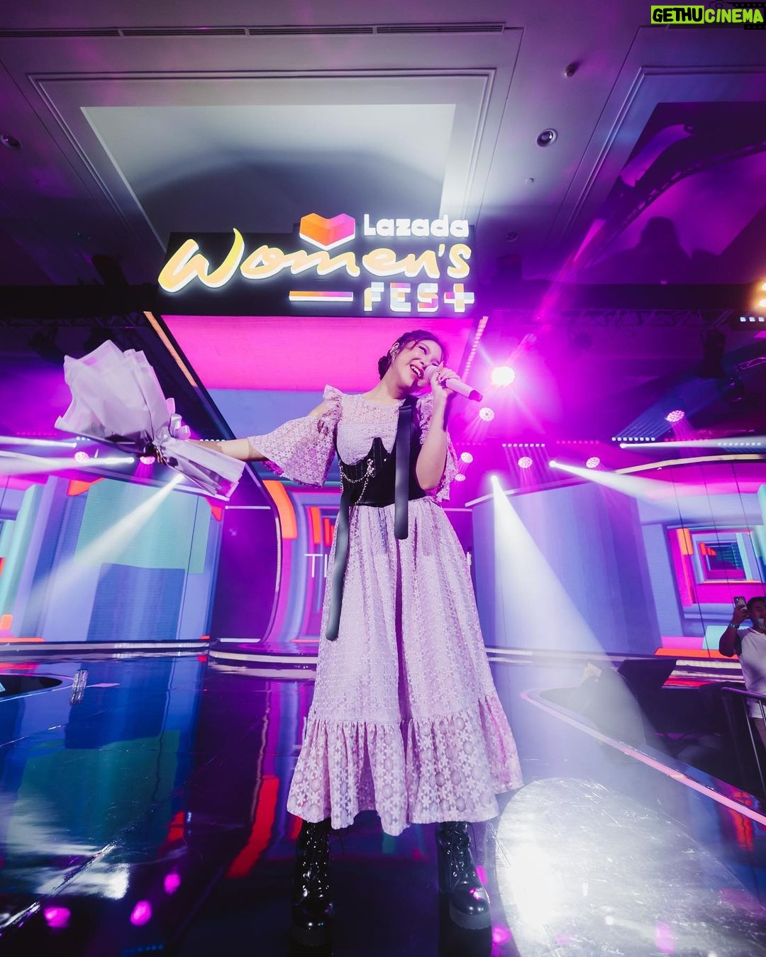 Tiara Andini Instagram - Kemarin seruuu bangett!!!! Kalian juga bisa datang langsung dan Tambah Berani Bersinar di Lazada’s Women Fest, 11 – 13 November 2022 di JIEXPO Kemayoran #BeraniBersinar #LazadaWomensFest Jangan sampai nggak ya!☝🏻