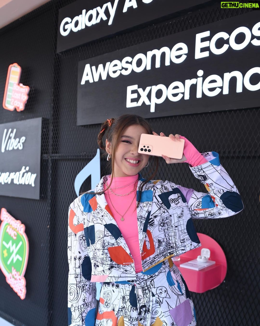 Tiara Andini Instagram - YES betul banget @evacelia, @we.the.fest WAS SO AWESOME!!! Kemarin aku juga sempetin buat visit Samsung Awesome Zone di We The Fest Stage area. Di sana banyak activity dan hadiah menarik! Yang pertama aku coba sih udah pasti karaokean di Awesome Sound, sekalian buat pemanasan gitu loh hahaha😁. Apalagi karaokeannya pake #GalaxyA53 5G yang punya 120Hz Refresh Rate Smooth Display jadi berasa smooth banget pas scroll playlist dan album lagu!🙌🤩 Kalau kalian gimana, Guys? Share juga dong #AwesomeMoment kalian selama #WTF22 kemarin, di kolom komentar! #AwsomeGeneration #GalaxyAxWTF22