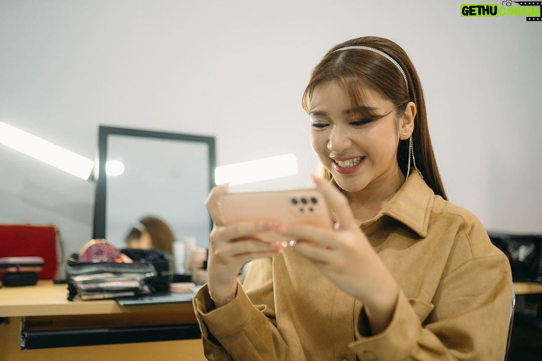 Tiara Andini Instagram - Aku kalo nunggu perform gini suka banget main game favoriteku Mobile Legends, siapa tau aja bisa ikutan Awesome Gaming Season dan tanding di MPL Indonesia Season 10 dan Piala Presiden Esport 2022 biar sama kaya tim favorite aku! Dan yang paling penting untung aku pakai Samsung Galaxy A53 5G yang punya layar dengan 120Hz Refresh Rate, jadi gak bakal drama nge-lag lagi deh kalo lagi mabar apalagi pas diserang lawan! Buat kalian yang mau punya #GalaxyA53 5G juga, langsung aja cek @samsungindonesia buat dapetin cashback sampai 900K dan promo menarik lainnya di Merdeka Deals! #AwesomeGeneration #AwesomeGamingSeason