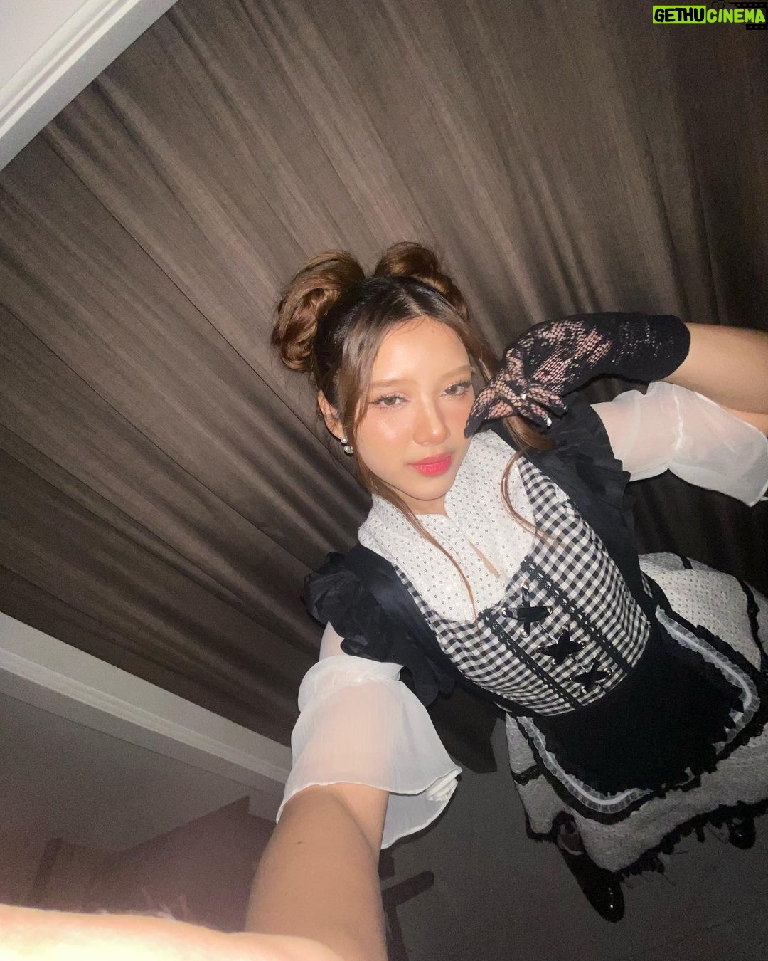 Tiara Andini Instagram - BANDUNG gacuma makanan dan udaranya yang enak, tapi penontonnya juga ngenaheunnnnnn!!😭🤍 SELEN