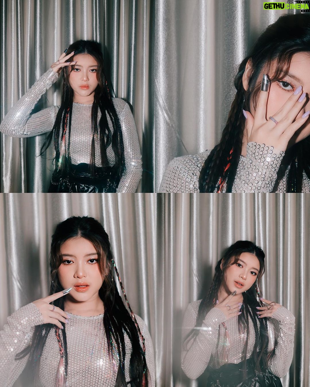 Tiara Andini Instagram - 2 kinda mood of me✨