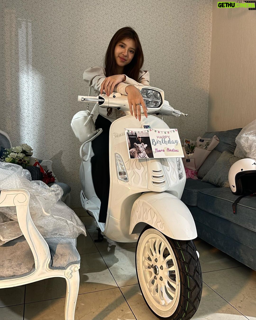 Tiara Andini Instagram - -Late post- about my 21st BIRTHDAY šš¤ Bersyukur banget punya keluarga, sahabat, dan circle yang sangat supportive dan menyayangi satu sama lain. Thanks for your love and all u give to me! ģ ė§ ģ¬ėķ“š¤ Seru-seruan :D
