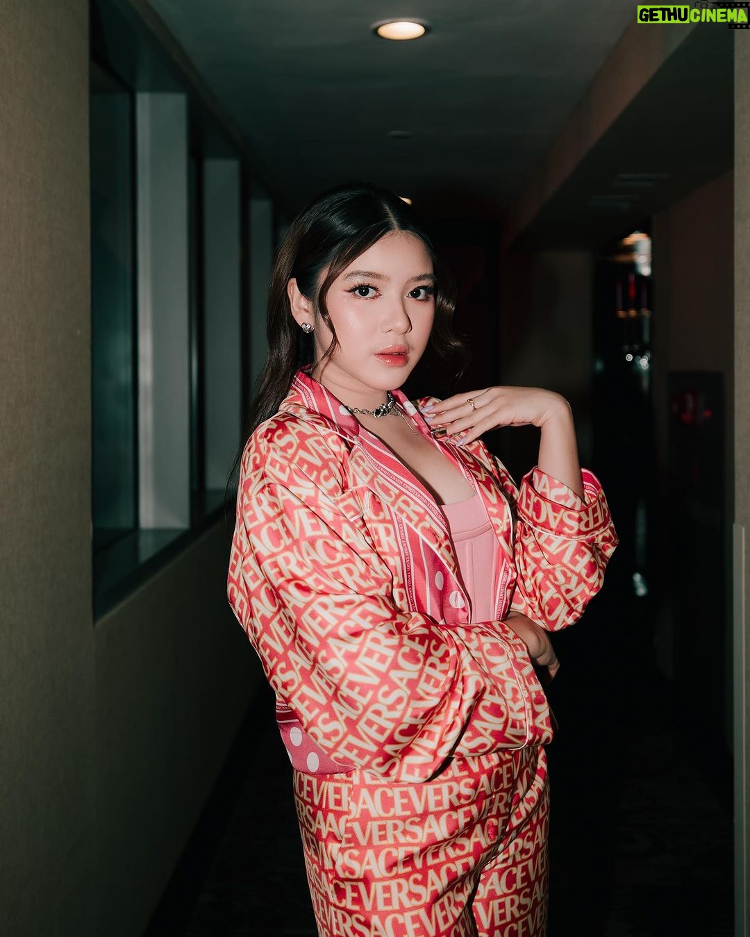 Tiara Andini Instagram - Seruu banget nyanyi di mall 🤩