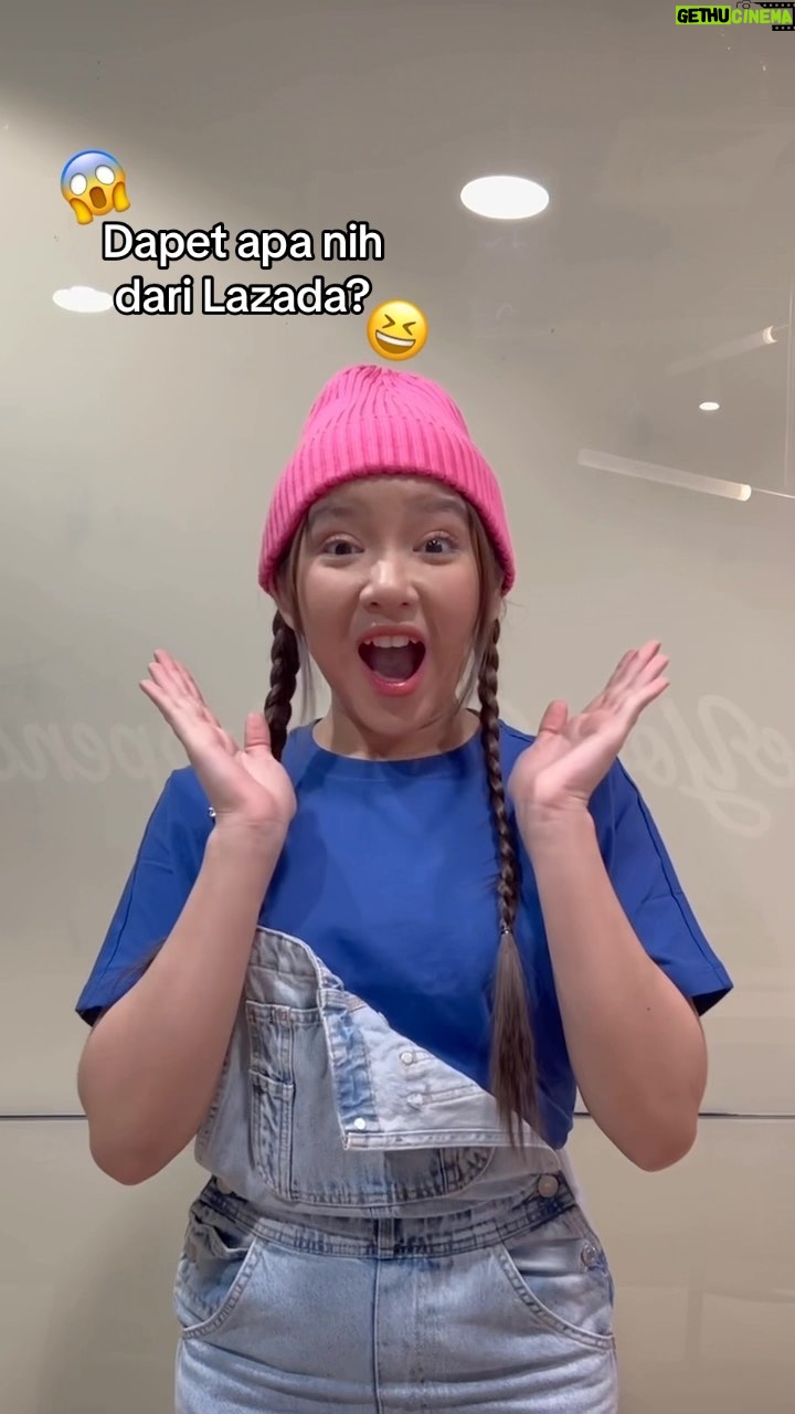 Tiara Andini Instagram - Lucu banget dapet paket yang bikin 100% #HepidiLazada, jadi terngiang-ngiang lagunya! Mau ada apa sih? Nantikan ya~