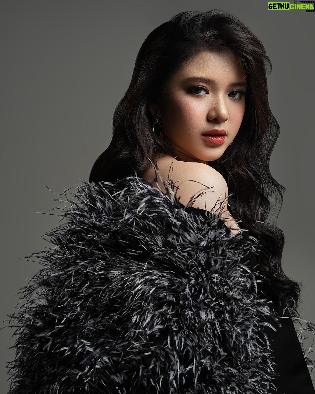 Tiara Andini Instagram - Kalian paling suka yang mana? Plis jawa . . . photographer: @jodieocto // MUA: @ikawatifitria // Hairdo: @pingsbraid // Stylist @rikkisi // Outer: @hiantjen // Retouch: @mang_dedik