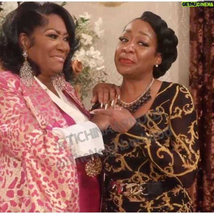 Tichina Arnold Instagram - Guess whose dropping by @theneighborhood tonight?…Yep @mspattilabelle in all her Glory. Here’s a lil #BTS shot by @akilpugh Watch it TONIGHT! Please & Thank You!