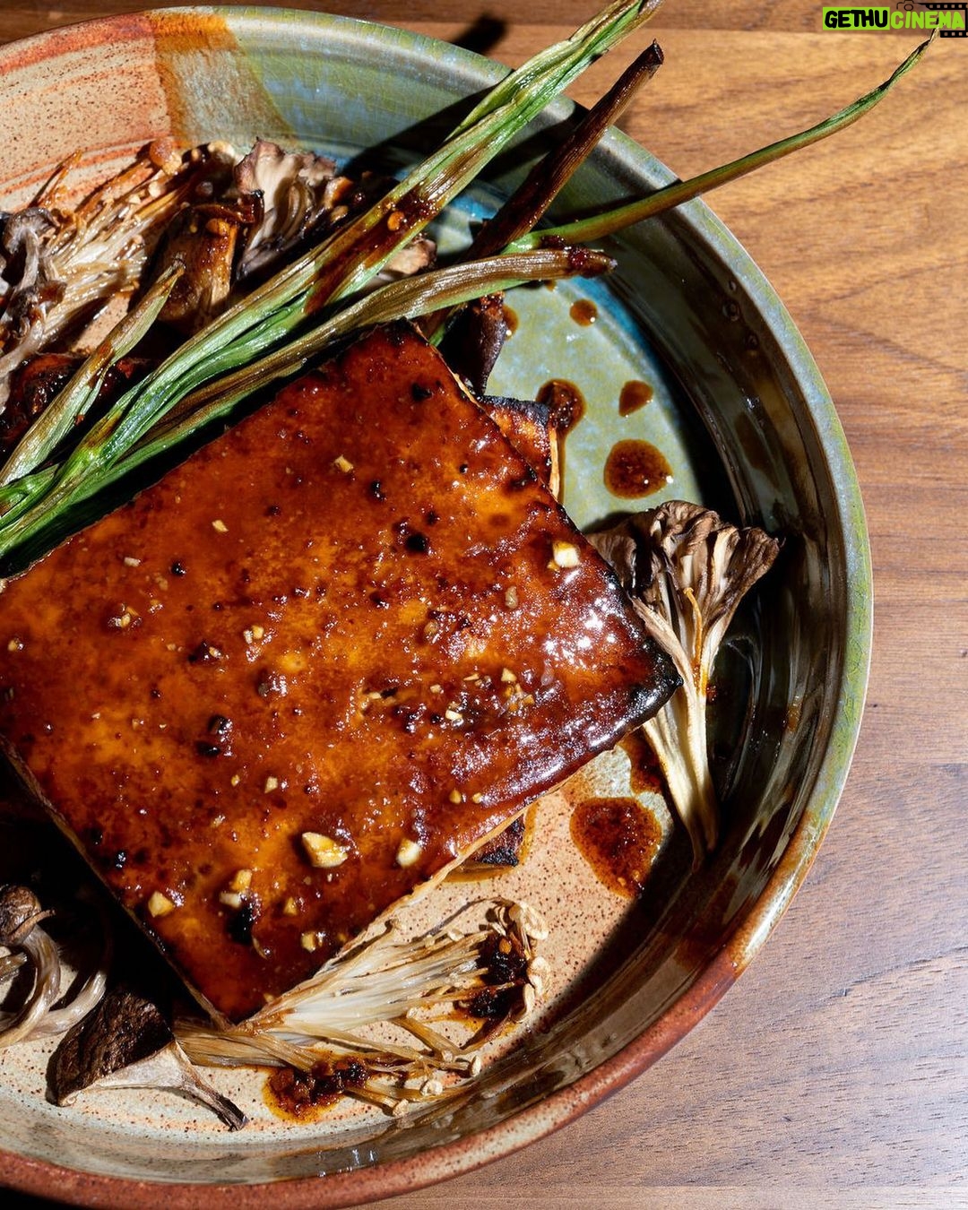 Tiffani Thiessen Instagram - It’s a Meatless Monday with this flavorful Teriyaki Tofu with Chili Crisp, Roasted Scallions and Mushrooms. #recipe on the #blog #linkinbio #vegetarian