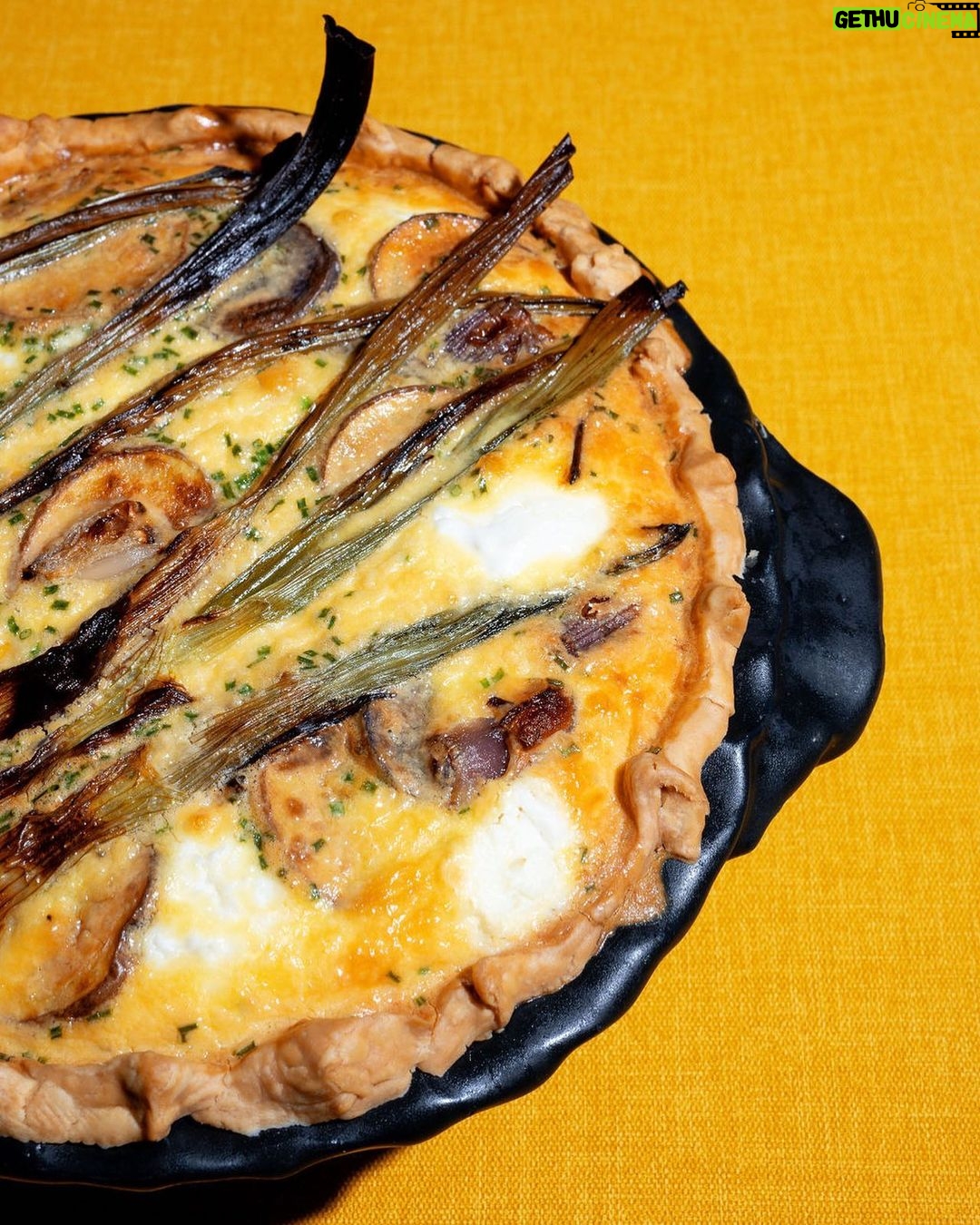 Tiffani Thiessen Instagram - Spring Quiche- an easy recipe to use up all those veggies you got in your fridge drawer that are just staring at you.🫣 #recipe on the #blog #linkinbio