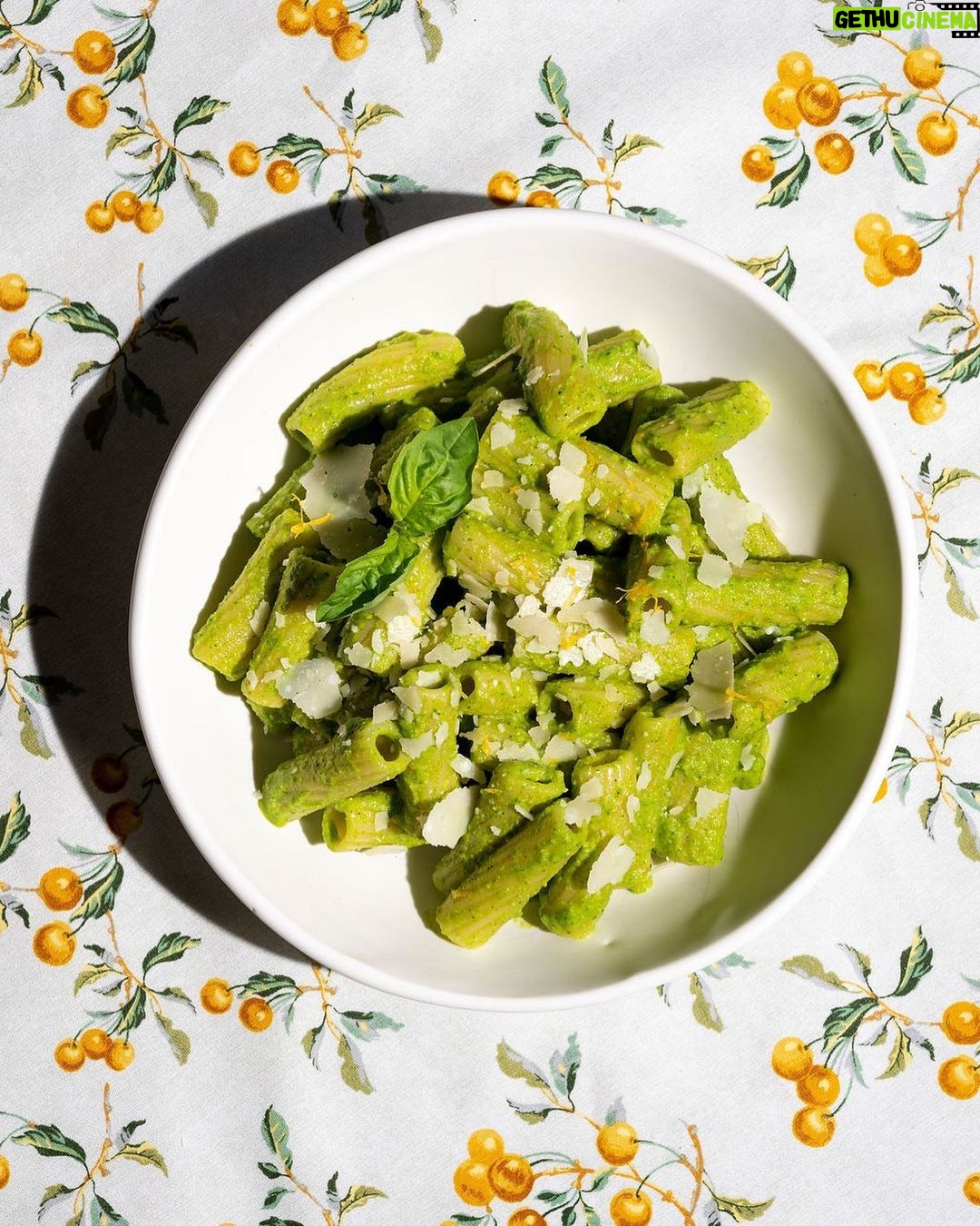 Tiffani Thiessen Instagram - My garden is in full swing so this “Broccoli Pesto Pasta” is what’s for dinner tonight #recipe on the #blog #linkinbio #gardentotable #vegetarian #eatyourgreens