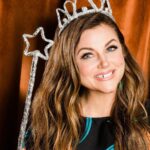 Tiffani Thiessen Instagram - I call this one… the leftover queen 👸🏻Get ready because I’m about to show you guys all about the magic you can make with leftovers in my new cookbook #HereWeGoAgain. (Link in bio to pre-order!) PS. Do I have something in my teeth? 😉