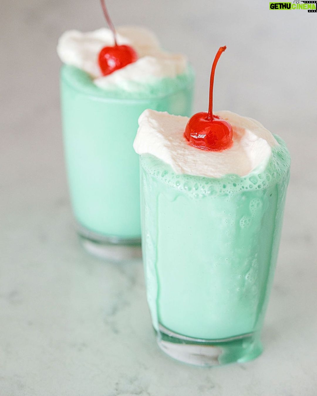 Tiffani Thiessen Instagram - It’s that time ☘️ Shamrock Shakes #recipe on the #blog #linkinbio