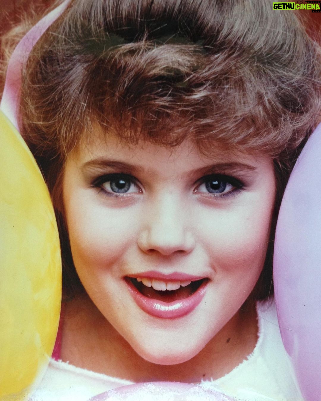 Tiffani Thiessen Instagram - #fbf to long long ago🎈#anothertriparoundthesun #aquarius #almost49