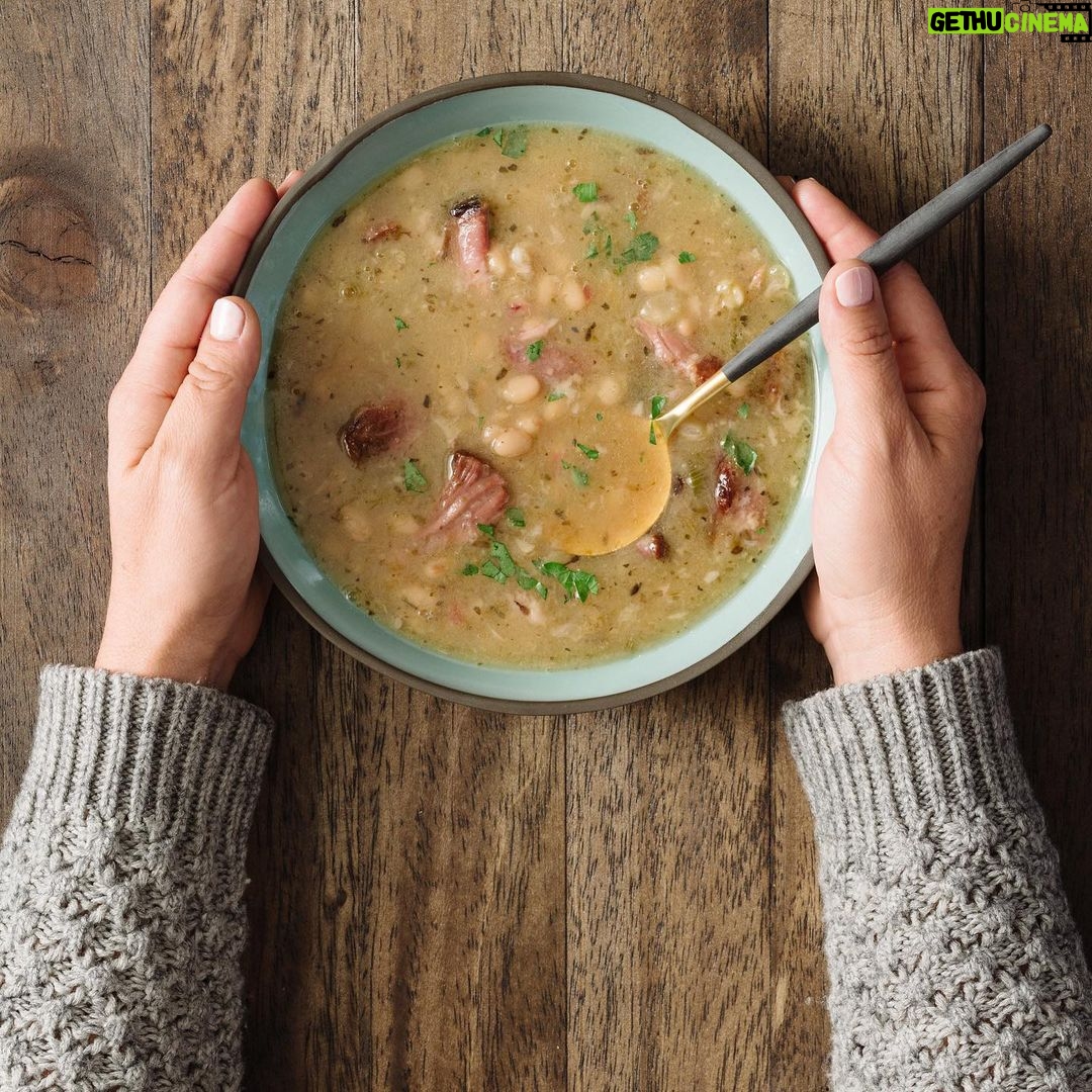 Tiffani Thiessen Instagram - Soup season… and I’m here for it 🧣🧦🧤#recipe for my “Ham Hock & Bean Stew” in my book #pullupachair