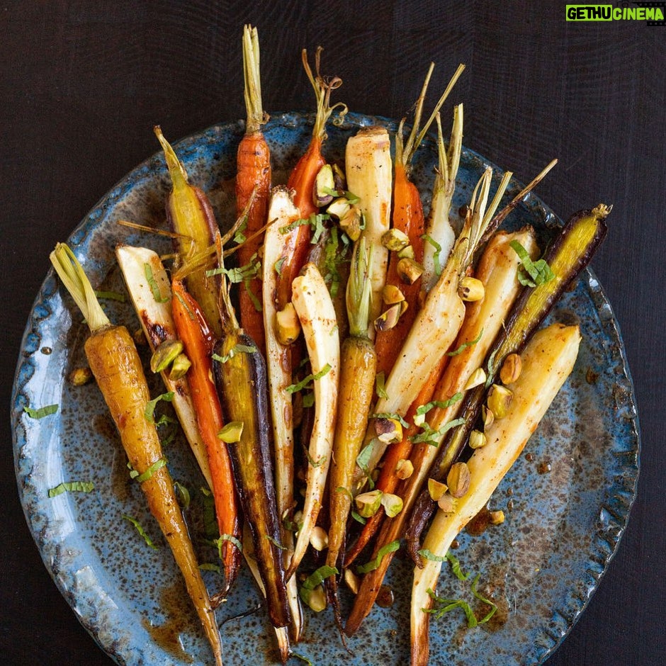 Tiffani Thiessen Instagram - Thanksgiving Countdown still upon us. And we all need some colorful veggies on the table, right? These flavorful Smoked Honey Carrots and Parsnips are here for the win. #recipe on the #blog #linkinbio
