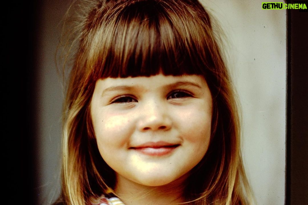 Tiffani Thiessen Instagram - Throwing it back, way back… #bangs