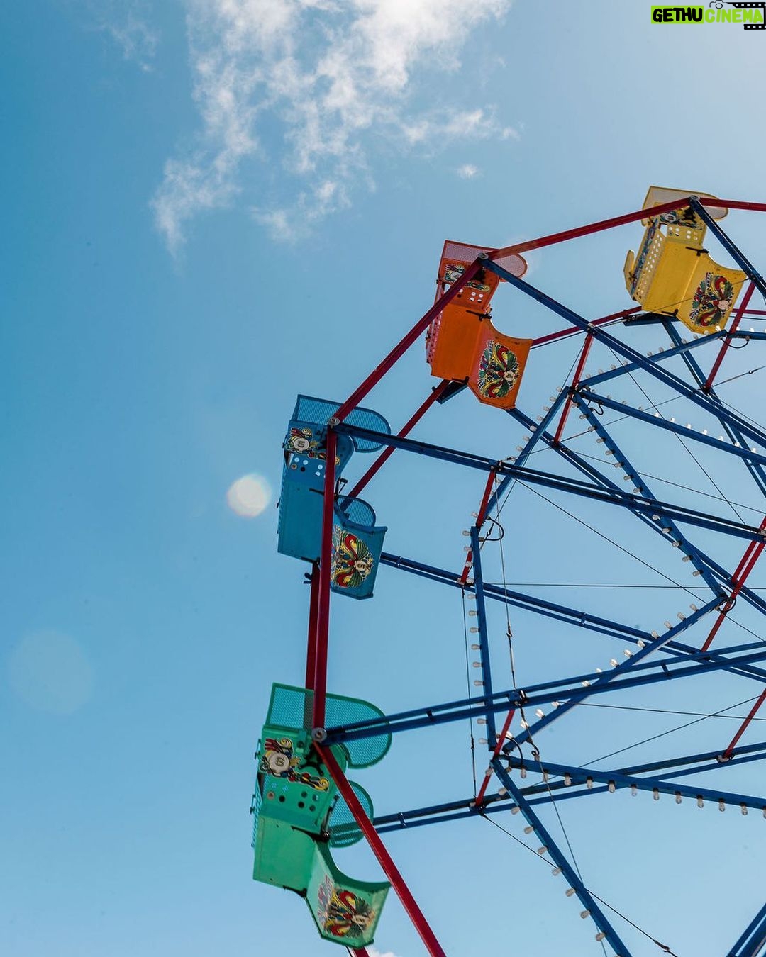 Tiffani Thiessen Instagram - This heat wave… like being on a Ferris Wheel that won’t stop 🥵