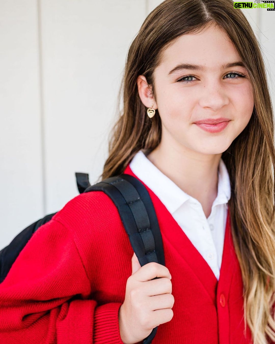 Tiffani Thiessen Instagram - First day! I can’t believe we are here. Middle School, 7th grade and a brand new school. Harper, you continue to amaze me with your growth. Always stay true to who you are my sweet girl. Dad and I could not be more proud of you ❤️ (Now can someone please tell me how to slow down time? 😭)