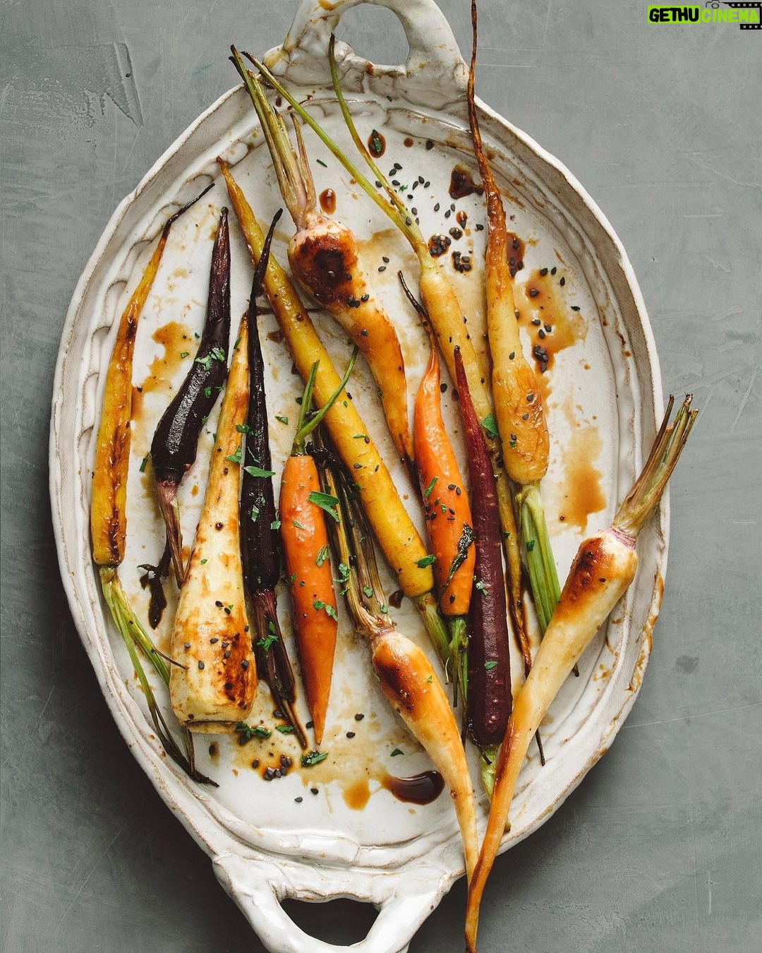 Tiffani Thiessen Instagram - Giving you the ultimate Thanksgiving menu, all from my first cookbook #PullUpAChair 😋 Happy feasting!