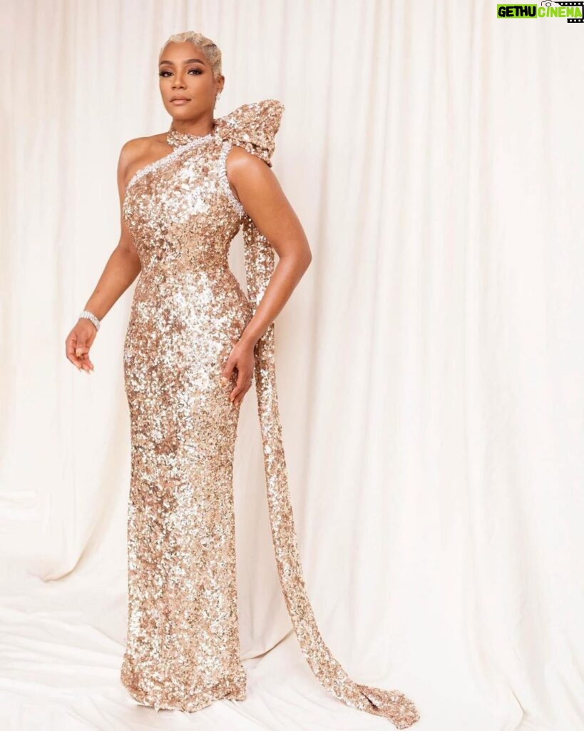 Tiffany Haddish Instagram - I don’t know about you, but tonight I feel like a Gift! I am so excited to share with the real ones! 😘 #grammys @waymanandmicah @hair4kicks @kilprity custom @prada @normansilverman @mr_dadams #sheready #diswhatmoneylooklike #diswhatfamelooklike #diswhatsuccesslooklike
