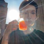 Tiffany Hsu Instagram - 繁忙的日子不只是工作，還有一些能讓人感到安心的香氣。你是否心裡也有一杯咖啡，能在忙碌中給你片刻的寧靜和慰藉？ 10/1是國際咖啡日🌟 我想跟大家介紹 Nespresso第一款特有品種咖啡：N°20 獨家研發20年所孕育而成的全新阿拉比卡咖啡品種 蘊含細緻淡雅的橙花香及柑橘果香，並獲國際咖啡品質協會（Coffee Quality Institute）認證為精品等級咖啡Q Coffee™️， 同時也是攜手59位Nespresso AAA永續品質計畫的咖啡農以頂尖農藝共同培育而成。 研發團隊形容：「憑藉著對於咖啡純粹的熱愛，我們不惜歷經20年全心投入，也是因為這個絕不妥協的承諾，才收穫了超乎想像、至臻完美且兼顧永續意義的絕品咖啡。」 一直以來聽到的、嚐到的，對咖啡的深切愛意，都在這顆膠囊中被好好保存了，期待以N°20獨一無二的雋永底蘊，引領喜愛咖啡的你感受高品質咖啡與永續良善的美好交織。 一起喝杯咖啡吧❤️ #Nespresso #國際咖啡日 #AAA永續品質計畫 #難以忘懷的頂級滋味