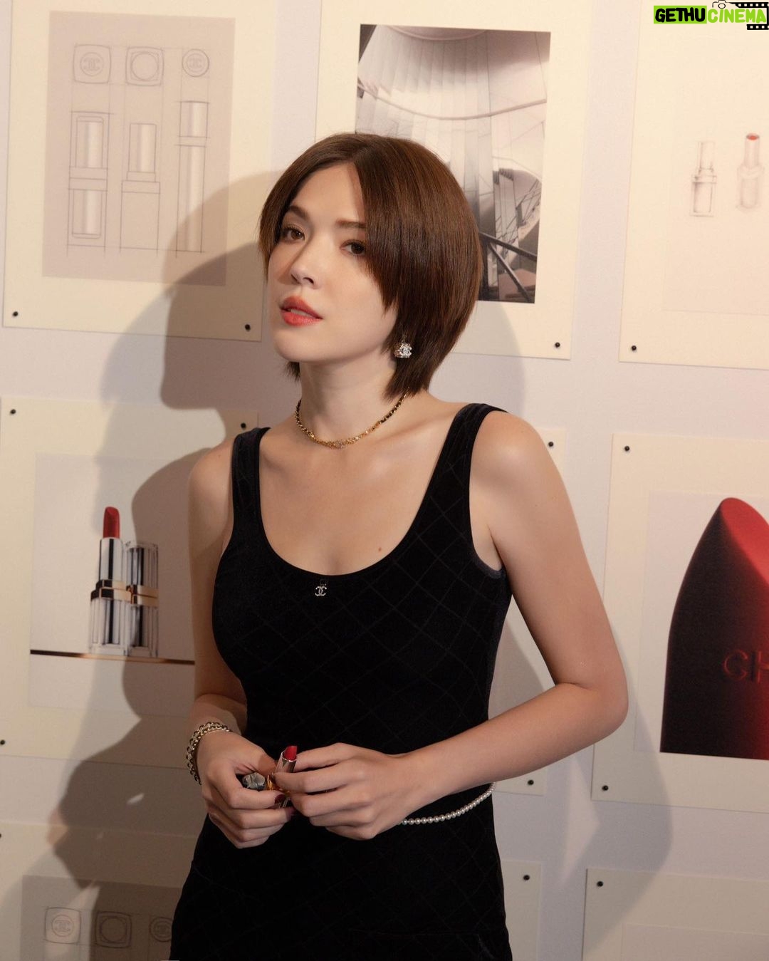 Tiffany Hsu Instagram - 關於每一個唇膏背後 都是創作者無限的想像力 #4 緞面雪紡 請想像雪紡在風中的飄曳 它的隨性不受拘束,明亮活潑的樣子, 把這份氛圍和故事交給你, 這是有12款不同顏色, 每一個都是由一些材質、自然美景甚至是精裝書來命名, 擦上它,你們能為他們說完所有故事嗎? @chanel.beauty #CHANELMakeup #31LeRouge #香奈兒康朋街31號唇膏