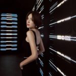 Tiffany Hsu Instagram - 關於每一個唇膏背後 都是創作者無限的想像力 #4 緞面雪紡 請想像雪紡在風中的飄曳 它的隨性不受拘束，明亮活潑的樣子， 把這份氛圍和故事交給你， 這是有12款不同顏色， 每一個都是由一些材質、自然美景甚至是精裝書來命名， 擦上它，你們能為他們說完所有故事嗎？ @chanel.beauty #CHANELMakeup #31LeRouge #香奈兒康朋街31號唇膏