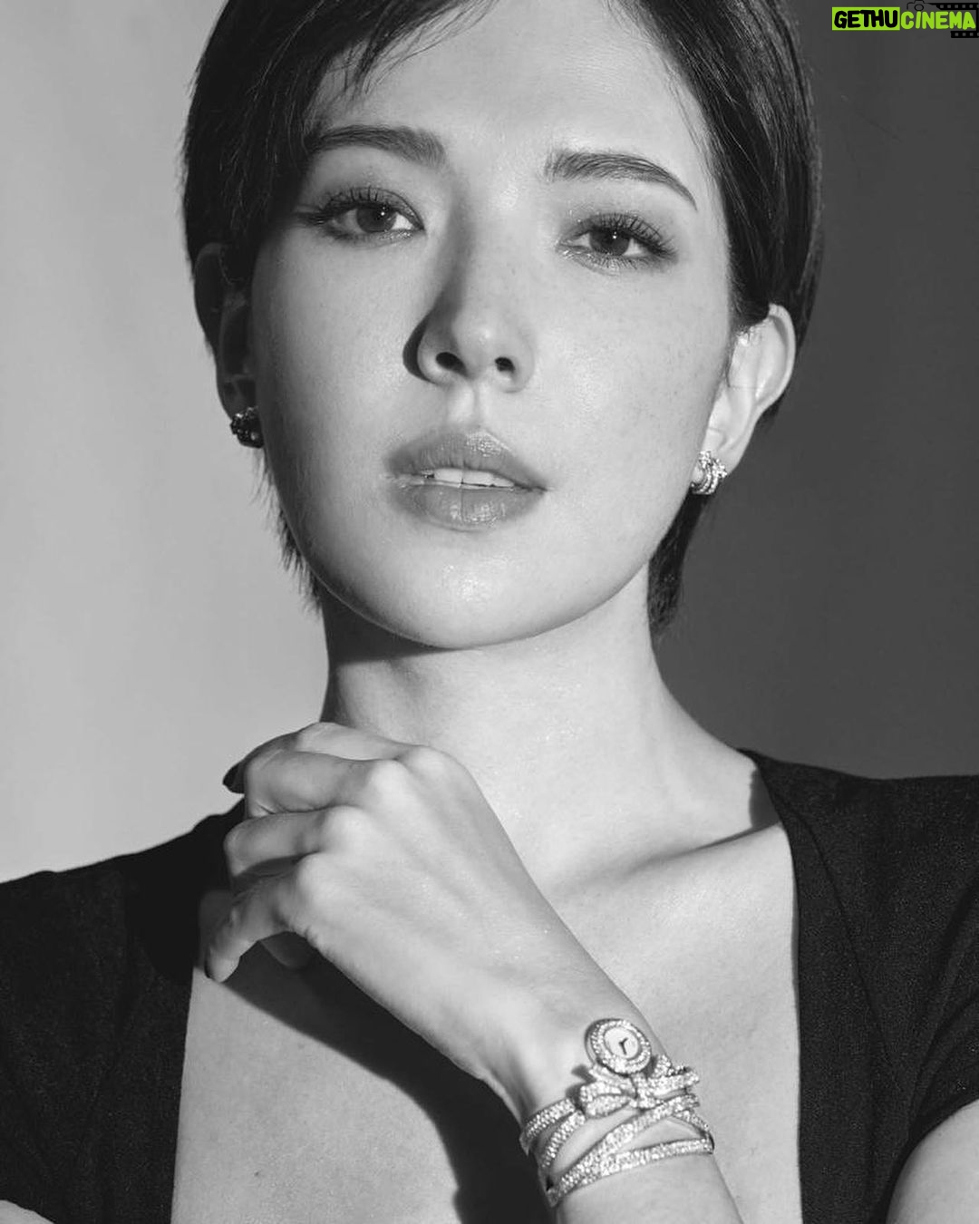 Tiffany Hsu Instagram - 25屆台北電影節完美落幕 恭喜所有入圍者和得獎者 辛苦的工作人員們 好好休息一下啦~明年再見🤭 Makeup : @backstagejimywu Hairstyles: @chuan518 Costume: @zestylingstudio Photographer : @hazel_chiu_ #CHANELSPRINGSUMMER #CHANELHIGHJEWELRY #CHANELMAKEUP #Aquazzura