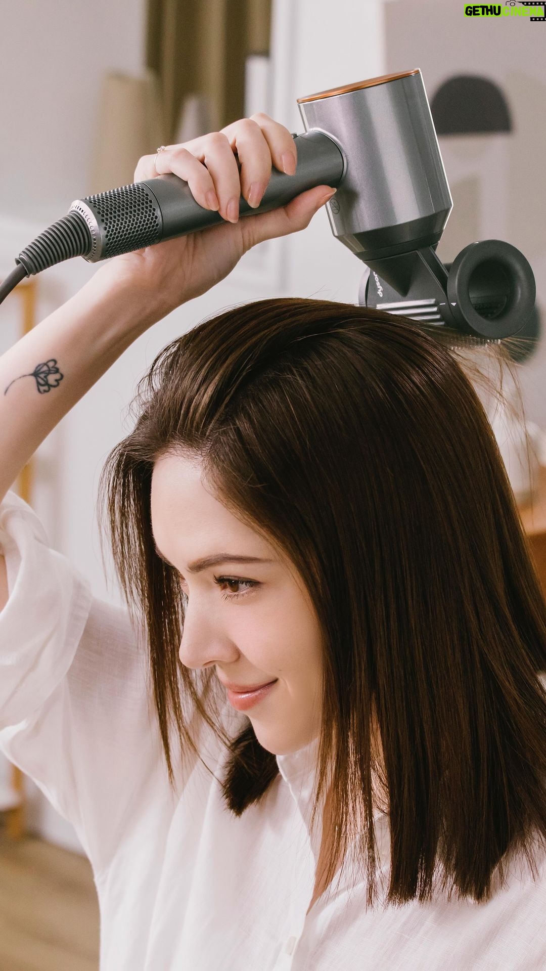 Tiffany Hsu Instagram - 身為 @dysonhair 的小粉絲, 這次用新一代吹風機「二合一抗毛躁順髮吹嘴」, 和大家分享工作之餘吹整頭髮的小撇步💖 #DysonTW #DysonSupersonic #全新二合一抗毛躁順髮吹嘴
