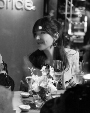 Tiffany Hsu Instagram - 期待每年12月發佈的香奈兒工坊系列大秀。
昨天，和CHANEL Family 度過美好的夜晚,難能可貴的就是有美食有美酒和好朋友，大家聚在一起聊天分享日常點滴，為今晚九點線上發佈的2022/23工坊系列大秀影片做最完美的開啟。
你也和我一樣期待嗎?
#CHANELMetiersdArt
Hairstyles: @chuan518 
Makeup: @backstagejimywu