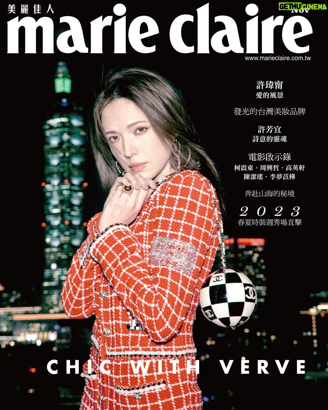 Tiffany Hsu Instagram - #mcCover 11月號封面人物 ✨許瑋甯✨ 許瑋甯熱愛旅行時,那種身心都自由的度假感,一如從國中開始就喜愛的作家三毛曾在《撒哈拉的故事》裡撰述「自由自在的生活,在我的解釋裡,就是精神的文明。」言談中滿滿深受三毛既灑脫又浪漫的個性所影響,「想要像她那樣活得像是個孩子,永遠童心未泯到處去看世界。」 #許瑋甯 💖我心深愛的時光💖 ➤ https://mctw.io/4npm7e 👆🏻點擊BIO看更多👆🏻 Talent/許瑋甯 Ann Hsu @anno8o7 Editor-in-Chief/Sara Lee @slandhercolletions Photographer/Kuo Huan Kao @kuohuankao Art Direct & Styling/Quenti Lu @quentilu Editor&Text/JuJu Chen @you.hapig Executive Producer/Bo Jyun Chen @hakukin Video Director/Futing Chang @cheshire673 DOP/@Sevenguns Producer/Nelly Yang @nelly_yang_ Photographer Assistant/Dahow Wang @wangdahow、Lil Light @lil__light、Edward Hsu @eddie841 Makeup/Jimy Wu (Backstage) @backstagejimywu Hair/Amber (80’s) @chuan518 Wardrobe/CHANEL @chanelofficial Jewelry & Watches/CHANEL @chanelofficial Beauty/CHANEL @chanel.beauty #marieclairetw #CHANELCruise #CHANELPremiere #CHANELWatches #CHANELMAKEUP #juju #豬編