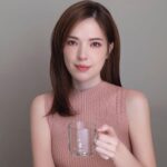 Tiffany Hsu Instagram - 氣候變遷跟難以預測的天氣 對我們的生活影響其實很多.... 每天喝一杯咖啡這樣熟悉而平常的光景，有一天可能會消失... 全球氣候變遷暖化不僅衝擊了咖啡的品質和產量，也讓咖啡產業和咖啡農的未來前途未卜。 10/1是國際咖啡日， 很喜歡這次Nespresso的國際咖啡日透過手中空蕩的咖啡杯要傳遞的主題，讓我們和Nespresso一起關注氣候危機 珍惜現在手裡擁有的☕️傾心守護我們珍愛咖啡的未來！ 了解更多Nespresso永續行動👉 https://www.nespresso.com/tw/zh/climate @nespresso.tw #Nespresso #國際咖啡日 #守護咖啡杯外世界盡享杯中永續美好 #行動是改變的開始