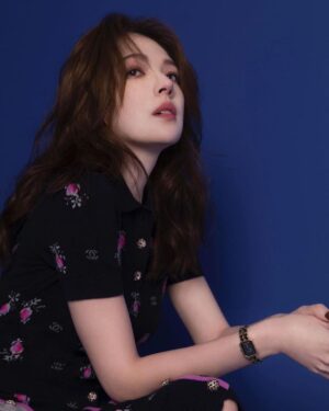 Tiffany Hsu Instagram - 人生很長，我們不需要以物理方式來定義時間，
跟著自己的節奏活出你想要的樣子，享受生活，去感受愛與被愛， 
努力活在當下，不有所遺憾… 

時間，會將你變成一個有故事的人。
Makeup: @backstagejimywu 
Hairstyles: @chuan518 
@chanelofficial
#CHANELPremiere
#CHANELWatches