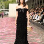 Tiffany Hsu Instagram - 香奈兒 2023/24 秋冬高級訂製服大秀 #CHANELHauteCouture 衝突與對比的好玩元素，一直是我醉心於Chanel 中的浪漫優雅與不羈的時尚女人態度，更多的是讓自己的多面向，告訴大家，這是我。不被定義的我❤️