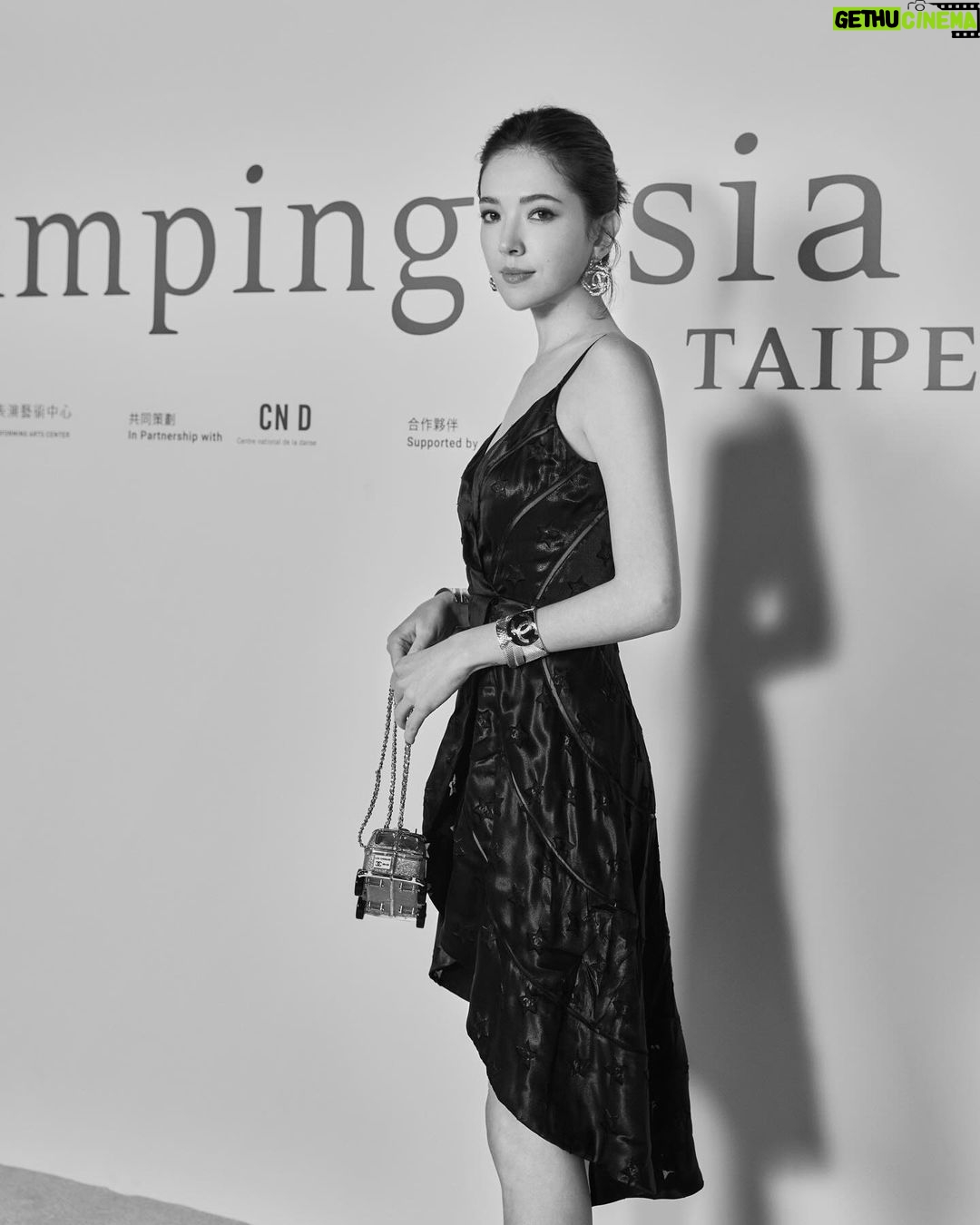 Tiffany Hsu Instagram - Camping Asia讓藝術家、學生與觀眾於11月20日至12月1日期間在台北齊聚一堂 傳承品牌支持當代文化事業的歷史傳統 嘉柏麗.香奈兒身兼藝術文化贊助者與前衛藝術召集人 支持文化創新者實踐新創意 深信個人創作者是推動創新 而敢於突破的當代藝術家創造條件 能更廣泛的群體並促進跨領域藝術合作❤️ Makeup: @backstage__makeup Hairstyles: @chuan518 #2023CampingAsia #CHANEL