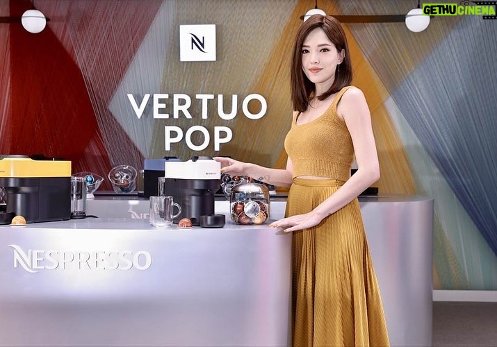 Tiffany Hsu Instagram - 今天的Nespresso 謝謝各大攝影大哥們把我拍的漂漂亮亮❤️(借用圖片 Makeup: @backstagejimywu Hairstyles: @chuan518 Stylist: @zestylingstudio #VERTUO POP #生活不簡單 #讓喝完美的咖啡變得簡單 #永續 #完美鋁程