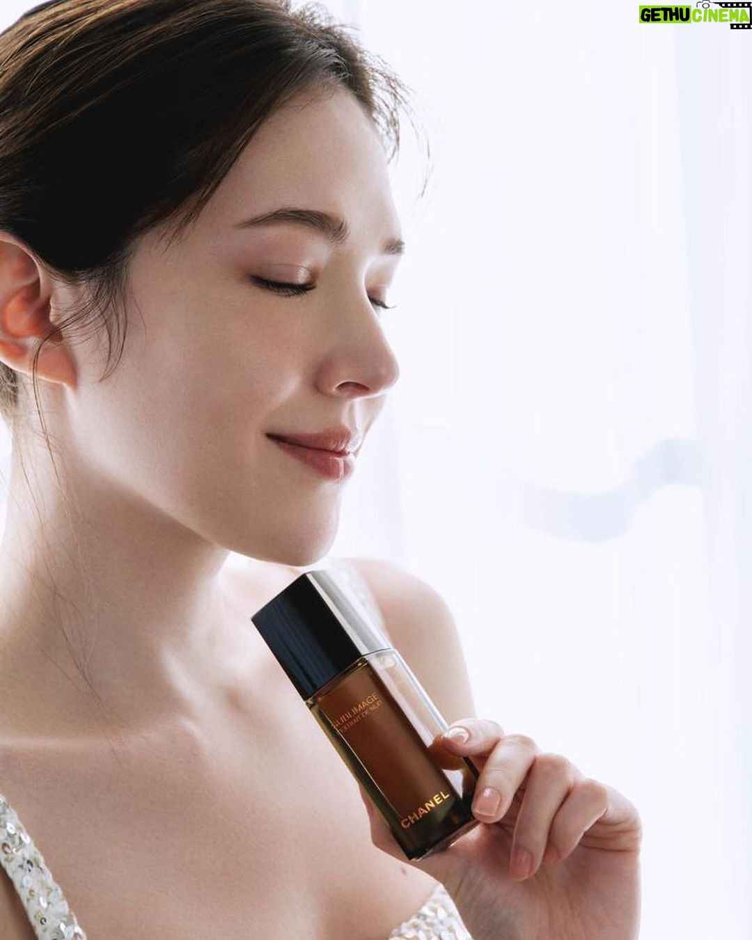 Tiffany Hsu Instagram - 由內而外, 好好靜下心來看看自己, 當沒有外在的眼光,只剩下你 我們還能怎麼多擁抱自己一點? #CHANELskincare #sublimage @chanel.beauty