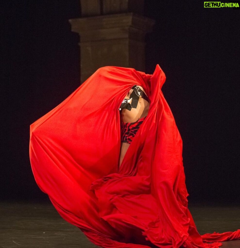 Tiffany Hsu Instagram - 香奈兒支持的藝文活動Camping Asia 2023於今天開幕 開幕表演《我是紅》（Portraits in Red）是肯亞裔美國藝術家萬吉魯．卡穆尤 （Wanjiru Kamuyu ）的獨舞作品。 我最喜歡前面的凝結時光，藉由音樂、燈光及表現讓你感受時間的流動和感受中的不知不覺，最後又由光和影子對立不同面向、掙扎及完整，不斷旋轉做為人生的循環播放❤️❤️ 不一樣的感受。很難得的機會、特別的經驗分享😌 #2023CampingAsia #CHANEL