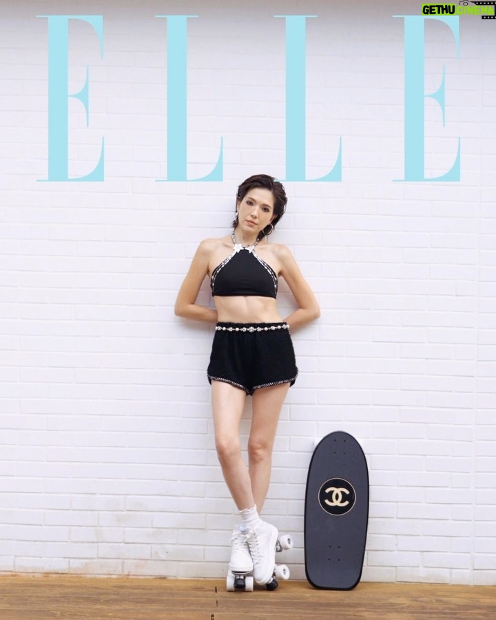 Tiffany Hsu Instagram - #ELLE封面大人物 許瑋甯忍不住感動的情緒,聲音些微顫抖的在臺上發表得獎感言, 這是她繼《16 個夏天》奪得最佳女配角獎後, 相隔8年再次站上金鐘獎舞臺,憑藉影集《她和她的她》 榮獲「迷你劇集女主角獎」。從綠葉到紅花,角色從傻白甜到解離症患者,她手中緊握的獎座是得來不易。 👉🏻追蹤 @elletaiwan 看完整封面專訪 EDITOR IN CHIEF_KAYT HSUEH PHOTOGRAPH_KUO HAN KAO PROJECT MANAGEMENT_DOMINIQUE CHIANG STYLIST_KATE CHEN STYLIST ASSISTANT_VIVIAN LU, LINDA LIN TEXT_ALLISON CHEN EDIT_DOMINIQUE CHIANG MAKE UP_JIMY WU HAIR_AMBER VIDEO PRODUCER_ESTHER PAI VIDEO PHOTOGRAPHER_ASHE CHEN, SKY YU, LYZ VIDEO EDITOR_HSINGYUN WANG #elletaiwan #elle時尚圈 #elle娛樂圈 #許瑋甯 #CHANELCruise #CHANEL @chanelofficial @anno8o7