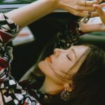 Tiffany Hsu Instagram - #mcCover 11月號封面人物 ✨許瑋甯✨ 許瑋甯在拍攝這一天，好似日本導演濱口竜介改編村上春樹短篇小說集《沒有女人的男人們》當中作品〈Drive My Car〉拍成電影《在車上》故事裡的主人公，穿上 CHANEL 新季 CRUISE 度假系列的她說：「服裝有著吸引我很喜愛的刺繡、花卉、亮片等元素，透過不對稱的隨性但不隨意的發想設計，大量運用不同材質碰撞出細節精緻巧思的火花，並且以法國摩納哥蒙地卡羅的賽車、海灘和運動風等極具度假感的靈感擷取，很完美體現日常生活中某些很具代表性的時刻。」於是，她在快門按下的每一刻，從日光到午夜，一整天自若地開著古董車穿梭街巷，不受拘束、忘記時間，沉浸在時光流動的台北景緻，不論天臺和地下道，都比想像多更多的迸融出多樣豐富面貌。 直言自己也常常「透過開車過程，嘗試找尋自我」的瑋甯，更有感於從香奈兒 CRUISE 系列延伸而出對於「自由價值」的追求，自述「我追求的自由，是可以有選擇去做任何想做的事，努力地讓自己有能力對自由有選擇權。」好比她在日常空閒時，「不管何時何地我在做什麼事，都希望是能跟外在有連接，因此我超享受坐在戶外，喝咖啡也好、看看書或聊聊天也罷，在滿足自己的身體感官，世界也滿足了我的心靈。」她進而表示，「其實我只要待在家裡的陽台喝杯咖啡，或是在備料煮菜的過程中，甚至是一個人畫畫的靜態時刻，就覺得很回歸自我，安安靜靜享受現下眼前，對我而言，也是另一種內在的自由。」 #許瑋甯 💖我心深愛的時光💖 ➤ https://mctw.io/4npm7e 👆🏻點擊BIO看更多👆🏻 Talent／許瑋甯 Ann Hsu @anno8o7 Editor-in-Chief／Sara Lee @slandhercolletions Photographer／Kuo Huan Kao @kuohuankao Art Direct & Styling／Quenti Lu @quentilu Editor＆Text／JuJu Chen @you.hapig Executive Producer／Bo Jyun Chen @hakukin Video Director／Futing Chang @cheshire673 DOP／@Sevenguns Producer／Nelly Yang @nelly_yang_ Photographer Assistant／Dahow Wang @wangdahow、Lil Light @lil__light、Edward Hsu @eddie841 Makeup／Jimy Wu (Backstage) @backstagejimywu Hair／Amber (80’s) @chuan518 Wardrobe／CHANEL @chanelofficial Jewelry & Watches／CHANEL @chanelofficial Beauty／CHANEL @chanel.beauty #marieclairetw #CHANELCruise #CHANELPremiere #CHANELWatches #CHANELMAKEUP #juju #豬編