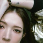 Tiffany Hsu Instagram - #mcCover 11月號封面人物 ✨許瑋甯✨ 許瑋甯在拍攝這一天，好似日本導演濱口竜介改編村上春樹短篇小說集《沒有女人的男人們》當中作品〈Drive My Car〉拍成電影《在車上》故事裡的主人公，穿上 CHANEL 新季 CRUISE 度假系列的她說：「服裝有著吸引我很喜愛的刺繡、花卉、亮片等元素，透過不對稱的隨性但不隨意的發想設計，大量運用不同材質碰撞出細節精緻巧思的火花，並且以法國摩納哥蒙地卡羅的賽車、海灘和運動風等極具度假感的靈感擷取，很完美體現日常生活中某些很具代表性的時刻。」於是，她在快門按下的每一刻，從日光到午夜，一整天自若地開著古董車穿梭街巷，不受拘束、忘記時間，沉浸在時光流動的台北景緻，不論天臺和地下道，都比想像多更多的迸融出多樣豐富面貌。 直言自己也常常「透過開車過程，嘗試找尋自我」的瑋甯，更有感於從香奈兒 CRUISE 系列延伸而出對於「自由價值」的追求，自述「我追求的自由，是可以有選擇去做任何想做的事，努力地讓自己有能力對自由有選擇權。」好比她在日常空閒時，「不管何時何地我在做什麼事，都希望是能跟外在有連接，因此我超享受坐在戶外，喝咖啡也好、看看書或聊聊天也罷，在滿足自己的身體感官，世界也滿足了我的心靈。」她進而表示，「其實我只要待在家裡的陽台喝杯咖啡，或是在備料煮菜的過程中，甚至是一個人畫畫的靜態時刻，就覺得很回歸自我，安安靜靜享受現下眼前，對我而言，也是另一種內在的自由。」 #許瑋甯 💖我心深愛的時光💖 ➤ https://mctw.io/4npm7e 👆🏻點擊BIO看更多👆🏻 Talent／許瑋甯 Ann Hsu @anno8o7 Editor-in-Chief／Sara Lee @slandhercolletions Photographer／Kuo Huan Kao @kuohuankao Art Direct & Styling／Quenti Lu @quentilu Editor＆Text／JuJu Chen @you.hapig Executive Producer／Bo Jyun Chen @hakukin Video Director／Futing Chang @cheshire673 DOP／@Sevenguns Producer／Nelly Yang @nelly_yang_ Photographer Assistant／Dahow Wang @wangdahow、Lil Light @lil__light、Edward Hsu @eddie841 Makeup／Jimy Wu (Backstage) @backstagejimywu Hair／Amber (80’s) @chuan518 Wardrobe／CHANEL @chanelofficial Jewelry & Watches／CHANEL @chanelofficial Beauty／CHANEL @chanel.beauty #marieclairetw #CHANELCruise #CHANELPremiere #CHANELWatches #CHANELMAKEUP #juju #豬編