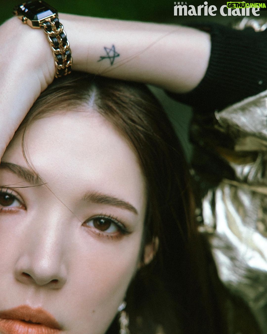 Tiffany Hsu Instagram - #mcCover 11月號封面人物 ✨許瑋甯✨ 許瑋甯在拍攝這一天,好似日本導演濱口竜介改編村上春樹短篇小說集《沒有女人的男人們》當中作品〈Drive My Car〉拍成電影《在車上》故事裡的主人公,穿上 CHANEL 新季 CRUISE 度假系列的她說:「服裝有著吸引我很喜愛的刺繡、花卉、亮片等元素,透過不對稱的隨性但不隨意的發想設計,大量運用不同材質碰撞出細節精緻巧思的火花,並且以法國摩納哥蒙地卡羅的賽車、海灘和運動風等極具度假感的靈感擷取,很完美體現日常生活中某些很具代表性的時刻。」於是,她在快門按下的每一刻,從日光到午夜,一整天自若地開著古董車穿梭街巷,不受拘束、忘記時間,沉浸在時光流動的台北景緻,不論天臺和地下道,都比想像多更多的迸融出多樣豐富面貌。 直言自己也常常「透過開車過程,嘗試找尋自我」的瑋甯,更有感於從香奈兒 CRUISE 系列延伸而出對於「自由價值」的追求,自述「我追求的自由,是可以有選擇去做任何想做的事,努力地讓自己有能力對自由有選擇權。」好比她在日常空閒時,「不管何時何地我在做什麼事,都希望是能跟外在有連接,因此我超享受坐在戶外,喝咖啡也好、看看書或聊聊天也罷,在滿足自己的身體感官,世界也滿足了我的心靈。」她進而表示,「其實我只要待在家裡的陽台喝杯咖啡,或是在備料煮菜的過程中,甚至是一個人畫畫的靜態時刻,就覺得很回歸自我,安安靜靜享受現下眼前,對我而言,也是另一種內在的自由。」 #許瑋甯 💖我心深愛的時光💖 ➤ https://mctw.io/4npm7e 👆🏻點擊BIO看更多👆🏻 Talent/許瑋甯 Ann Hsu @anno8o7 Editor-in-Chief/Sara Lee @slandhercolletions Photographer/Kuo Huan Kao @kuohuankao Art Direct & Styling/Quenti Lu @quentilu Editor&Text/JuJu Chen @you.hapig Executive Producer/Bo Jyun Chen @hakukin Video Director/Futing Chang @cheshire673 DOP/@Sevenguns Producer/Nelly Yang @nelly_yang_ Photographer Assistant/Dahow Wang @wangdahow、Lil Light @lil__light、Edward Hsu @eddie841 Makeup/Jimy Wu (Backstage) @backstagejimywu Hair/Amber (80’s) @chuan518 Wardrobe/CHANEL @chanelofficial Jewelry & Watches/CHANEL @chanelofficial Beauty/CHANEL @chanel.beauty #marieclairetw #CHANELCruise #CHANELPremiere #CHANELWatches #CHANELMAKEUP #juju #豬編
