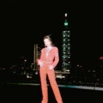 Tiffany Hsu Instagram - #mcCover 11月號封面人物 ✨許瑋甯✨ 許瑋甯熱愛旅行時，那種身心都自由的度假感，一如從國中開始就喜愛的作家三毛曾在《撒哈拉的故事》裡撰述「自由自在的生活，在我的解釋裡，就是精神的文明。」言談中滿滿深受三毛既灑脫又浪漫的個性所影響，「想要像她那樣活得像是個孩子，永遠童心未泯到處去看世界。」 #許瑋甯 💖我心深愛的時光💖 ➤ https://mctw.io/4npm7e 👆🏻點擊BIO看更多👆🏻 Talent／許瑋甯 Ann Hsu @anno8o7 Editor-in-Chief／Sara Lee @slandhercolletions Photographer／Kuo Huan Kao @kuohuankao Art Direct & Styling／Quenti Lu @quentilu Editor＆Text／JuJu Chen @you.hapig Executive Producer／Bo Jyun Chen @hakukin Video Director／Futing Chang @cheshire673 DOP／@Sevenguns Producer／Nelly Yang @nelly_yang_ Photographer Assistant／Dahow Wang @wangdahow、Lil Light @lil__light、Edward Hsu @eddie841 Makeup／Jimy Wu (Backstage) @backstagejimywu Hair／Amber (80’s) @chuan518 Wardrobe／CHANEL @chanelofficial Jewelry & Watches／CHANEL @chanelofficial Beauty／CHANEL @chanel.beauty #marieclairetw #CHANELCruise #CHANELPremiere #CHANELWatches #CHANELMAKEUP #juju #豬編