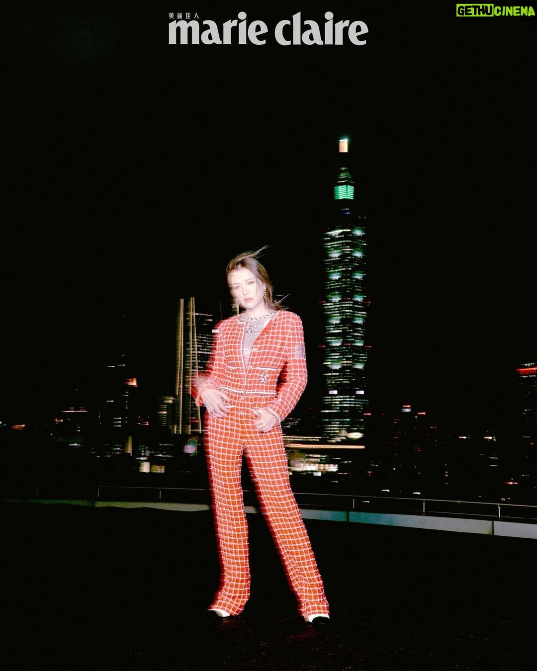 Tiffany Hsu Instagram - #mcCover 11月號封面人物 ✨許瑋甯✨ 許瑋甯熱愛旅行時,那種身心都自由的度假感,一如從國中開始就喜愛的作家三毛曾在《撒哈拉的故事》裡撰述「自由自在的生活,在我的解釋裡,就是精神的文明。」言談中滿滿深受三毛既灑脫又浪漫的個性所影響,「想要像她那樣活得像是個孩子,永遠童心未泯到處去看世界。」 #許瑋甯 💖我心深愛的時光💖 ➤ https://mctw.io/4npm7e 👆🏻點擊BIO看更多👆🏻 Talent/許瑋甯 Ann Hsu @anno8o7 Editor-in-Chief/Sara Lee @slandhercolletions Photographer/Kuo Huan Kao @kuohuankao Art Direct & Styling/Quenti Lu @quentilu Editor&Text/JuJu Chen @you.hapig Executive Producer/Bo Jyun Chen @hakukin Video Director/Futing Chang @cheshire673 DOP/@Sevenguns Producer/Nelly Yang @nelly_yang_ Photographer Assistant/Dahow Wang @wangdahow、Lil Light @lil__light、Edward Hsu @eddie841 Makeup/Jimy Wu (Backstage) @backstagejimywu Hair/Amber (80’s) @chuan518 Wardrobe/CHANEL @chanelofficial Jewelry & Watches/CHANEL @chanelofficial Beauty/CHANEL @chanel.beauty #marieclairetw #CHANELCruise #CHANELPremiere #CHANELWatches #CHANELMAKEUP #juju #豬編