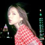 Tiffany Hsu Instagram - #mcCover 11月號封面人物 ✨許瑋甯✨ 許瑋甯熱愛旅行時，那種身心都自由的度假感，一如從國中開始就喜愛的作家三毛曾在《撒哈拉的故事》裡撰述「自由自在的生活，在我的解釋裡，就是精神的文明。」言談中滿滿深受三毛既灑脫又浪漫的個性所影響，「想要像她那樣活得像是個孩子，永遠童心未泯到處去看世界。」 #許瑋甯 💖我心深愛的時光💖 ➤ https://mctw.io/4npm7e 👆🏻點擊BIO看更多👆🏻 Talent／許瑋甯 Ann Hsu @anno8o7 Editor-in-Chief／Sara Lee @slandhercolletions Photographer／Kuo Huan Kao @kuohuankao Art Direct & Styling／Quenti Lu @quentilu Editor＆Text／JuJu Chen @you.hapig Executive Producer／Bo Jyun Chen @hakukin Video Director／Futing Chang @cheshire673 DOP／@Sevenguns Producer／Nelly Yang @nelly_yang_ Photographer Assistant／Dahow Wang @wangdahow、Lil Light @lil__light、Edward Hsu @eddie841 Makeup／Jimy Wu (Backstage) @backstagejimywu Hair／Amber (80’s) @chuan518 Wardrobe／CHANEL @chanelofficial Jewelry & Watches／CHANEL @chanelofficial Beauty／CHANEL @chanel.beauty #marieclairetw #CHANELCruise #CHANELPremiere #CHANELWatches #CHANELMAKEUP #juju #豬編