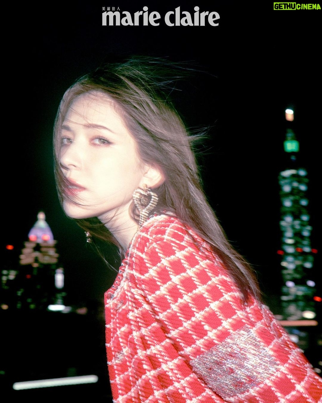 Tiffany Hsu Instagram - #mcCover 11月號封面人物 ✨許瑋甯✨ 許瑋甯熱愛旅行時,那種身心都自由的度假感,一如從國中開始就喜愛的作家三毛曾在《撒哈拉的故事》裡撰述「自由自在的生活,在我的解釋裡,就是精神的文明。」言談中滿滿深受三毛既灑脫又浪漫的個性所影響,「想要像她那樣活得像是個孩子,永遠童心未泯到處去看世界。」 #許瑋甯 💖我心深愛的時光💖 ➤ https://mctw.io/4npm7e 👆🏻點擊BIO看更多👆🏻 Talent/許瑋甯 Ann Hsu @anno8o7 Editor-in-Chief/Sara Lee @slandhercolletions Photographer/Kuo Huan Kao @kuohuankao Art Direct & Styling/Quenti Lu @quentilu Editor&Text/JuJu Chen @you.hapig Executive Producer/Bo Jyun Chen @hakukin Video Director/Futing Chang @cheshire673 DOP/@Sevenguns Producer/Nelly Yang @nelly_yang_ Photographer Assistant/Dahow Wang @wangdahow、Lil Light @lil__light、Edward Hsu @eddie841 Makeup/Jimy Wu (Backstage) @backstagejimywu Hair/Amber (80’s) @chuan518 Wardrobe/CHANEL @chanelofficial Jewelry & Watches/CHANEL @chanelofficial Beauty/CHANEL @chanel.beauty #marieclairetw #CHANELCruise #CHANELPremiere #CHANELWatches #CHANELMAKEUP #juju #豬編