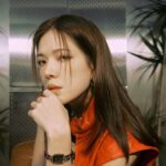 Tiffany Hsu Instagram - #mcCover 11月號封面人物 ✨許瑋甯✨ 許瑋甯熱愛旅行時，那種身心都自由的度假感，一如從國中開始就喜愛的作家三毛曾在《撒哈拉的故事》裡撰述「自由自在的生活，在我的解釋裡，就是精神的文明。」言談中滿滿深受三毛既灑脫又浪漫的個性所影響，「想要像她那樣活得像是個孩子，永遠童心未泯到處去看世界。」 #許瑋甯 💖我心深愛的時光💖 ➤ https://mctw.io/4npm7e 👆🏻點擊BIO看更多👆🏻 Talent／許瑋甯 Ann Hsu @anno8o7 Editor-in-Chief／Sara Lee @slandhercolletions Photographer／Kuo Huan Kao @kuohuankao Art Direct & Styling／Quenti Lu @quentilu Editor＆Text／JuJu Chen @you.hapig Executive Producer／Bo Jyun Chen @hakukin Video Director／Futing Chang @cheshire673 DOP／@Sevenguns Producer／Nelly Yang @nelly_yang_ Photographer Assistant／Dahow Wang @wangdahow、Lil Light @lil__light、Edward Hsu @eddie841 Makeup／Jimy Wu (Backstage) @backstagejimywu Hair／Amber (80’s) @chuan518 Wardrobe／CHANEL @chanelofficial Jewelry & Watches／CHANEL @chanelofficial Beauty／CHANEL @chanel.beauty #marieclairetw #CHANELCruise #CHANELPremiere #CHANELWatches #CHANELMAKEUP #juju #豬編