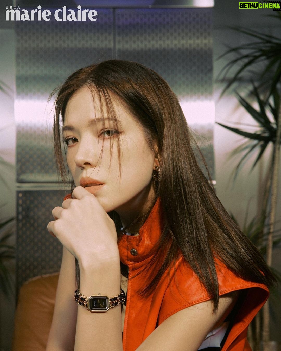 Tiffany Hsu Instagram - #mcCover 11月號封面人物 ✨許瑋甯✨ 許瑋甯熱愛旅行時,那種身心都自由的度假感,一如從國中開始就喜愛的作家三毛曾在《撒哈拉的故事》裡撰述「自由自在的生活,在我的解釋裡,就是精神的文明。」言談中滿滿深受三毛既灑脫又浪漫的個性所影響,「想要像她那樣活得像是個孩子,永遠童心未泯到處去看世界。」 #許瑋甯 💖我心深愛的時光💖 ➤ https://mctw.io/4npm7e 👆🏻點擊BIO看更多👆🏻 Talent/許瑋甯 Ann Hsu @anno8o7 Editor-in-Chief/Sara Lee @slandhercolletions Photographer/Kuo Huan Kao @kuohuankao Art Direct & Styling/Quenti Lu @quentilu Editor&Text/JuJu Chen @you.hapig Executive Producer/Bo Jyun Chen @hakukin Video Director/Futing Chang @cheshire673 DOP/@Sevenguns Producer/Nelly Yang @nelly_yang_ Photographer Assistant/Dahow Wang @wangdahow、Lil Light @lil__light、Edward Hsu @eddie841 Makeup/Jimy Wu (Backstage) @backstagejimywu Hair/Amber (80’s) @chuan518 Wardrobe/CHANEL @chanelofficial Jewelry & Watches/CHANEL @chanelofficial Beauty/CHANEL @chanel.beauty #marieclairetw #CHANELCruise #CHANELPremiere #CHANELWatches #CHANELMAKEUP #juju #豬編