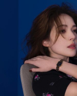 Tiffany Hsu Instagram - 人生很長，我們不需要以物理方式來定義時間，
跟著自己的節奏活出你想要的樣子，享受生活，去感受愛與被愛， 
努力活在當下，不有所遺憾… 

時間，會將你變成一個有故事的人。
Makeup: @backstagejimywu 
Hairstyles: @chuan518 
@chanelofficial
#CHANELPremiere
#CHANELWatches